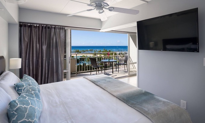 Waikiki Condominio | Completamente renovado, remodelación de diseñador de alta gama de 1 habitación, vista directa al mar y a la laguna
