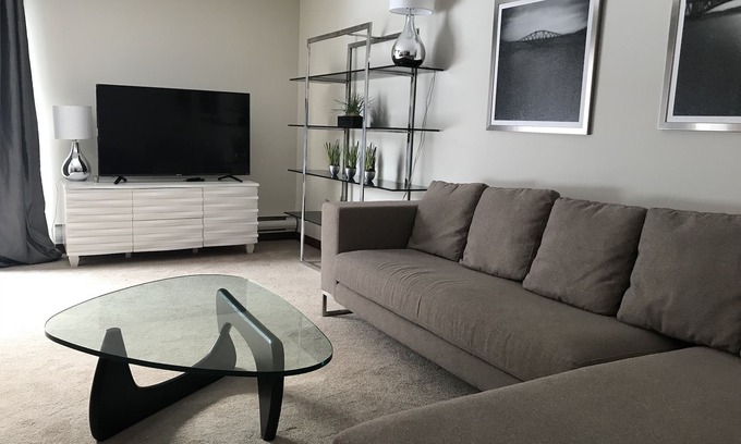 Saskatoon Apartamento | Apartamento completamente renovado de 2 habitaciones y 1 baño cerca de la calle 8