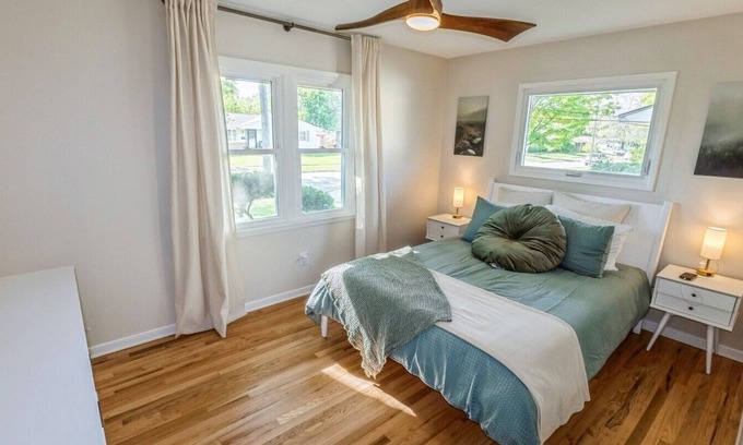 Urbandale Casa | Fully-Renovated 3 BR near DSM! Work travel & Family Friendly.