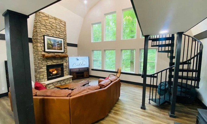 Amanda Cabina | Fully Renovated Cabin in Hocking Hills - Hot Tub, Game Room, Wifi, Fireplace