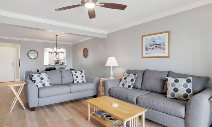 Oceanmarsh Subdivision Condominio | Villa de dos pisos completamente renovada con vista al mar!
