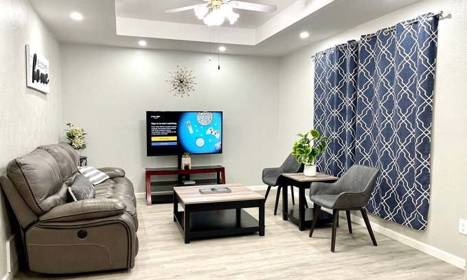 Frisco Casa | Fully renovated half duplex in downtown Frisco-3bed&2bath free wifi/hulu/parking