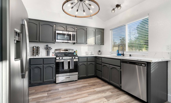 Elk Grove Casa | Fully Renovated Mansion w/ 4BD/3BA w/ Ample Space
