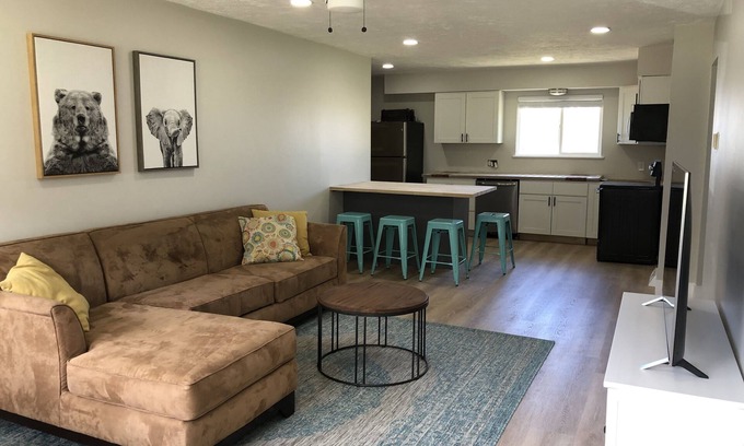 Acme Casa | Fully Renovated Peek-A-Boo Bay View Duplex #2- 7 min from the Horse Show