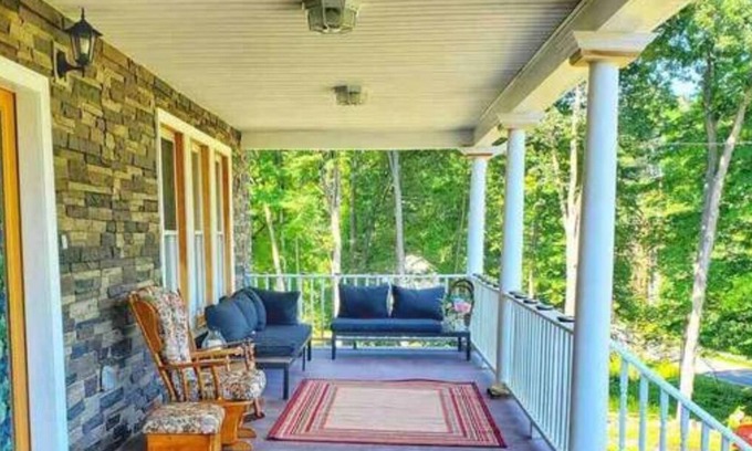 Mount Marion Casa | Fully renovated Victorian house situated on mountain with jacuzzi & fireplace.