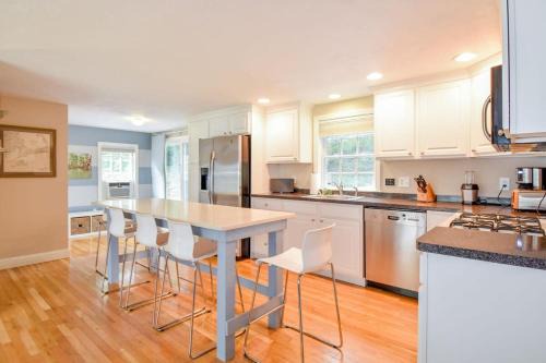 Dennis Casa | Fully Renovated Walk to Scargo Lake