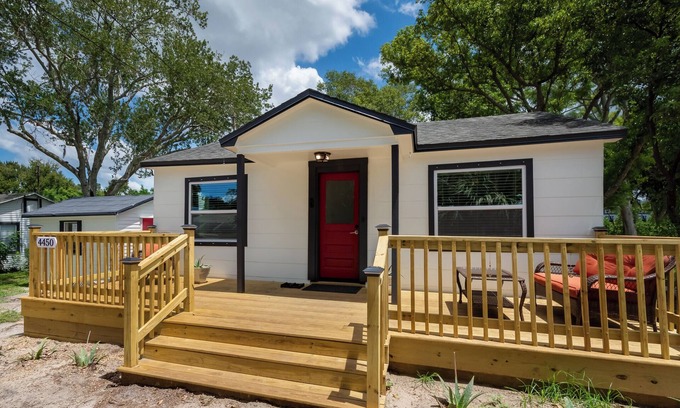 Harbor Hills Of Palm Harbor Cabaña | Fully renovated with 2 bedrooms, 1.5 bathrooms, pet friendly & hot tub
