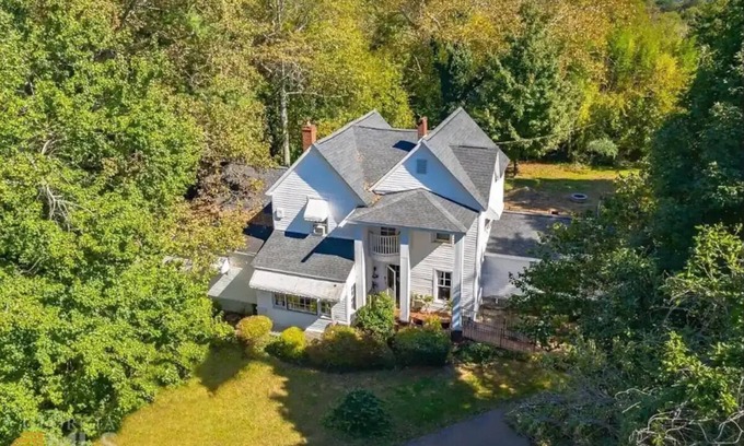 Baldwin Casa | Fully Restored Country Manor