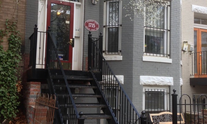 Lanier Heights Apartamento | Fully Stocked 1 Bedroom Centrally Located in Adams Morgan Near Great Restaurants