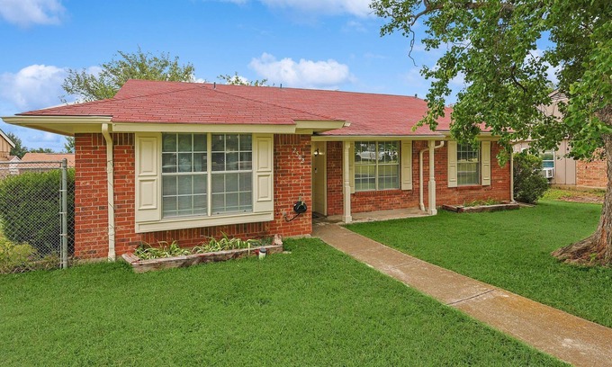Garland Casa | Summer Stay w/ Games & Fenced Yard Near Parks