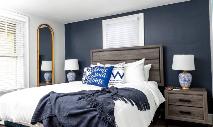 Cuyahoga Falls Apartamento | Fully stocked Suite Dwntown Cuy falls! near cvnp and blossom. Sleeps 4