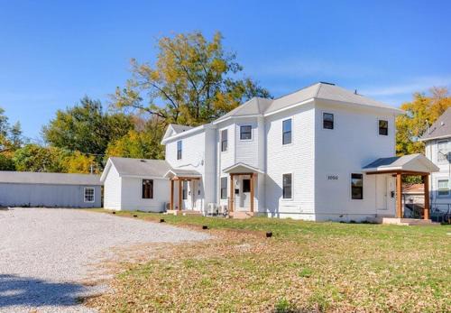 Des Moines Apartamento | Fun Backyard Close to Downtown Pet Friendly 4BDRM