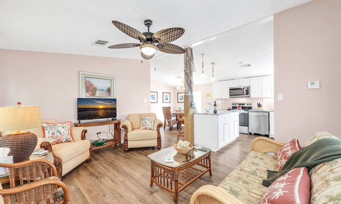 Biggar Casa | Fun Beach House-Less than 5 miles to the beach!