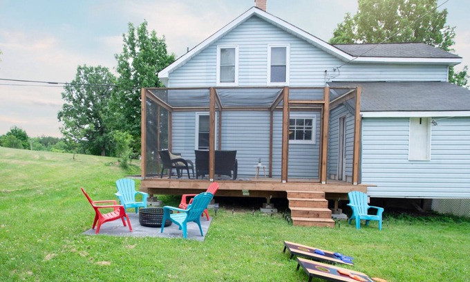 Port Loring Cabaña | Fun Cottage for Friends and Family, Close by Lake, Fishing, Campfires, BBQ