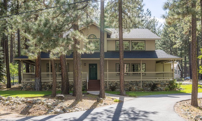 Graeagle Cabina | Fun Family Cabin in the Heart of the Lost Sierra w/ BBQ, Games and Tons of Space