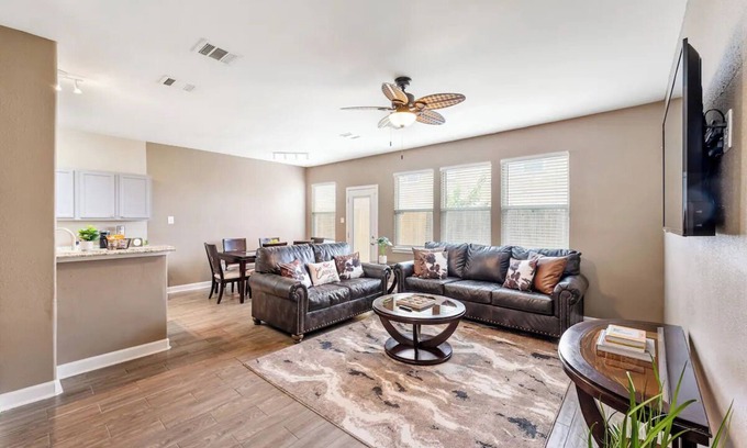 Barker Casa | Fun Family Friendly Home Great Location in Houston 3BDR 2.5 Bath