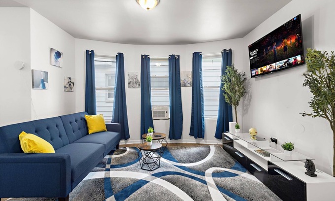 Weequahic Condominio | Fun Family getaway - NYC & NWK w/free parking