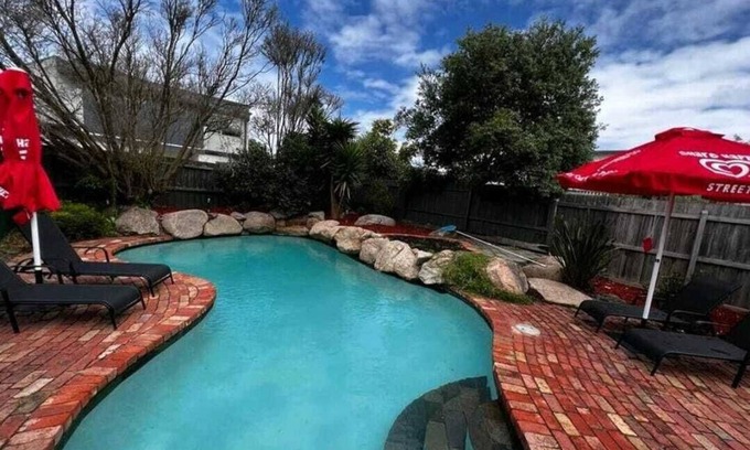 Torquay Casa | Fun Filled Renovated 80's Gem, 400m From the Beach!