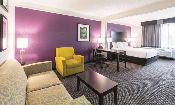 Arsenal Casa | Fun-filled Stay! 3 Convenient Units, Onsite Pool w/ FREE Breakfast, The Alamo!