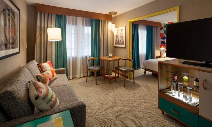 Venice Hotel | Fun-filled Vacay in Venice, CA! 4 Convenient Units, Pool, Parking, Bike Rental!