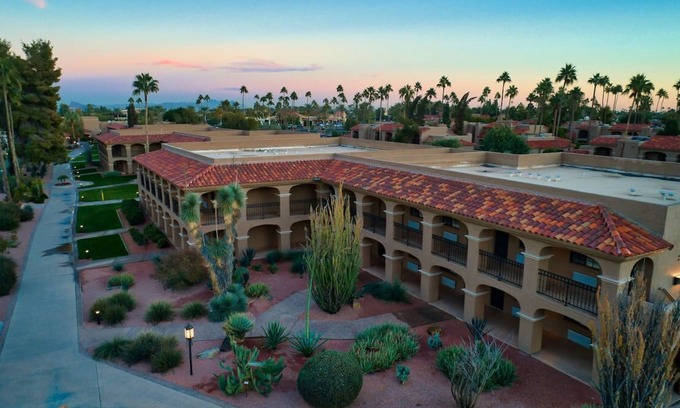 South Scottsdale Complejo | Fun for the Whole Family! 4 Pet-Friendly Units, 5 Pools, Near Golf, Hiking