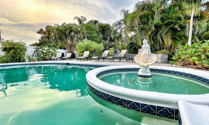 Gulfport Casa | Fun Getaway in the Sun Private Saltwater Pool Yard