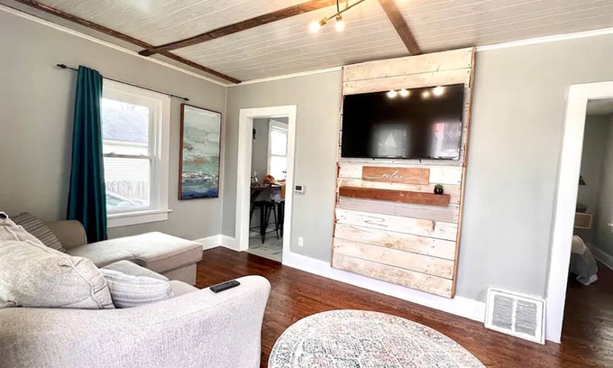 Des Moines Casa | Fun, group friendly house close to fair! Sleeps 8