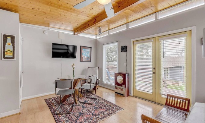 South Congress Casa | Fun Hip Home + Guesthouse in Austin's SoCo! Perfect For ACL/SXSW! POOL & HOT TUB