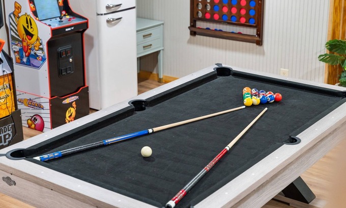Laurelville Cabina | Fun Luxury Lodge Sleeping 25: Hot Tub, 16 Acres