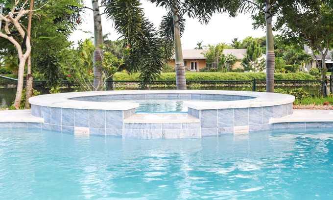 Tropic Palms Casa | VACACIONES INCREÍBLES! FUN HOME W / JACUZZI / PISCINA CALEFACTADA EN CANAL / PESCA / CERCA DE LA PLAYA / TODOS