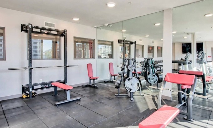 University District Casa | 🔶Fun Micro-Unit w/ Garage Parking Near High St. | Jacuzzi, Fitness Gym, WiFi, +