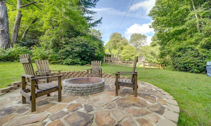 Highlands Casa | Fun Pet-Friendly Highlands Retreat w/ Fenced Yard!