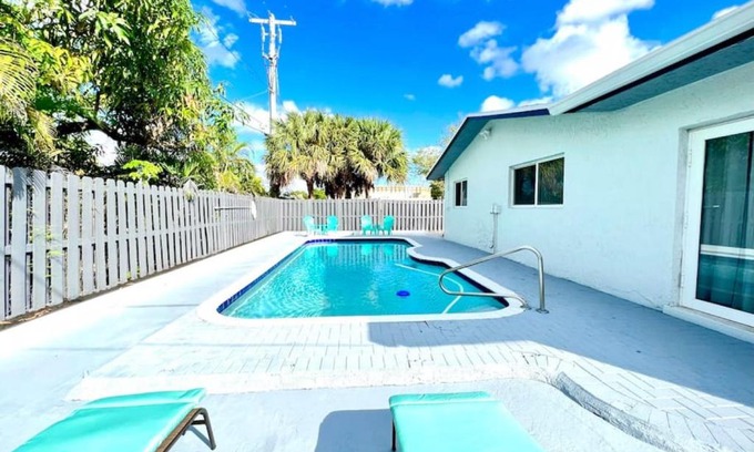 North Andrews Gardens Casa | Fun Pool Home with ping pong near Beaches and Airport