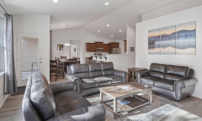 Oregon Water Wonderland Casa | Fun Retreat! Hot Tub, Garage Game Room, Fenced Yard