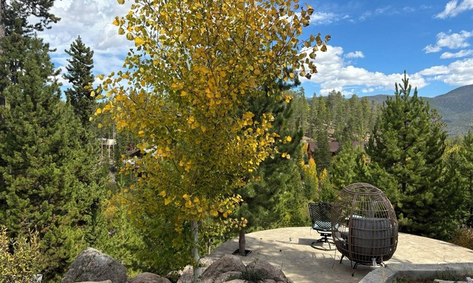 Grand Lake Cabaña | Fun-sized 3-bedroom cottage on the river, plus hot tub. Pet-Friendly!