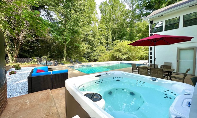 Fairburn Casa | Fun Spacious 3-level vacation home with Foosball,Sauna,BBQ,HotTub &SUMMER:Pool
