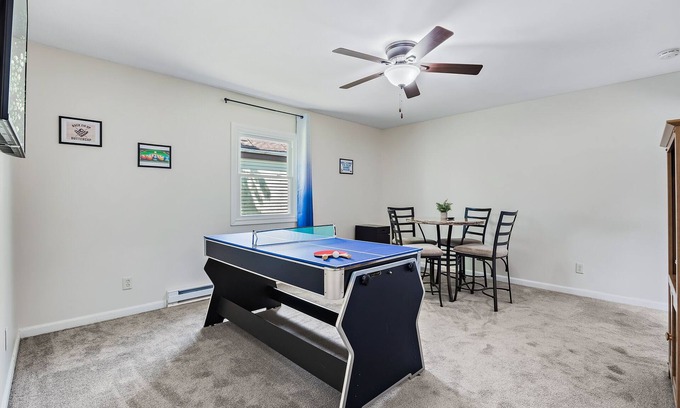 Boulder Hill Casa | Fun, Spacious, NO STAIRS, Garage, WIFI, Sleeps 8max – Ideal for Families & Crews