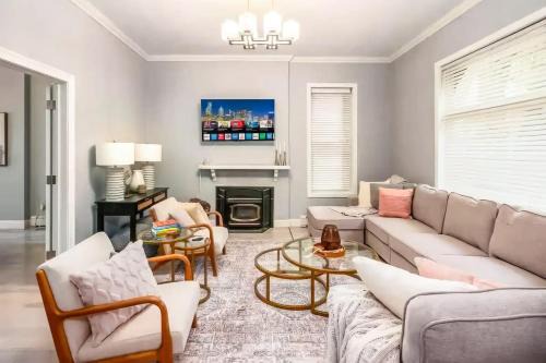 Weinland Park Casa | Fun upscale oasis w hot tub near OSU & Short North