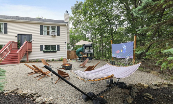 Bushkill Casa | FunFilledHome-SharedPool-GameRoom-FirePit-Karaoke-AirConditioning-PetFriendly