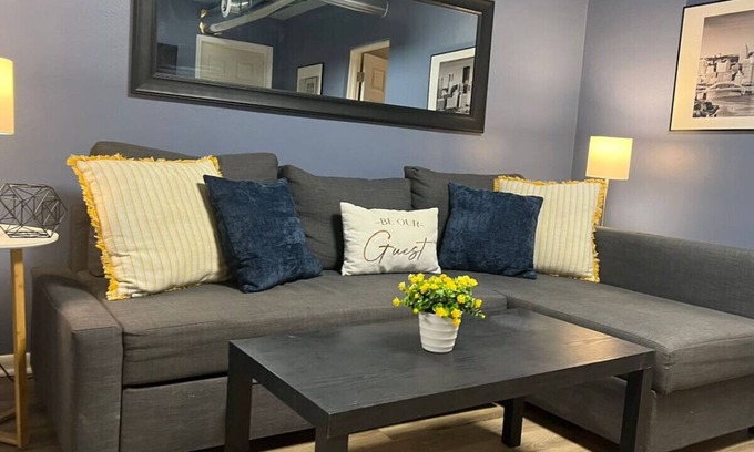Pittsburgh Condominio | Funky 3rd Floor Condo, 5 Beds w/ Sofa Bed + WIFI!