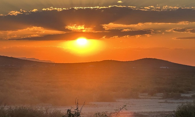 Terlingua Otro | Funky, cute, artys, snug. The ‘Love It’ room. 21 mins drive to Ghost town.
