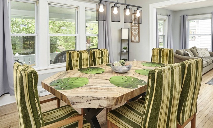 West Akron Casa | Funky Fabulous Fun House - 5 Bedrooms