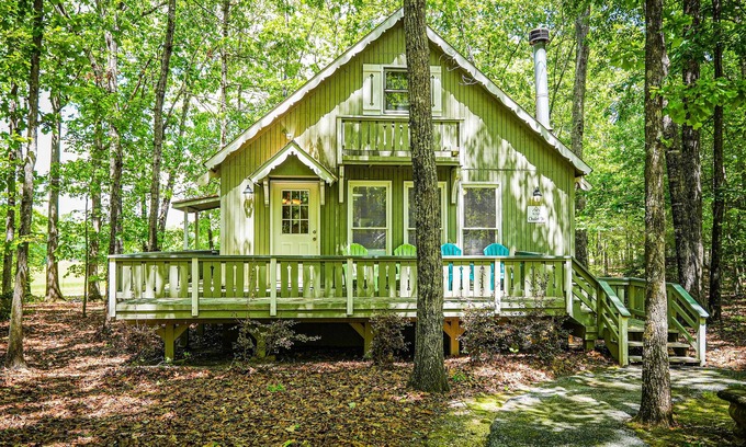Pine Mountain Chalet De Esquí | Fur babies welcome in this wooded view chalet!