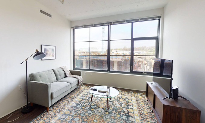 Eisenhower East Apartamento | Furnished 1BR in Alexandria Near Amazon HQ w/ Gym