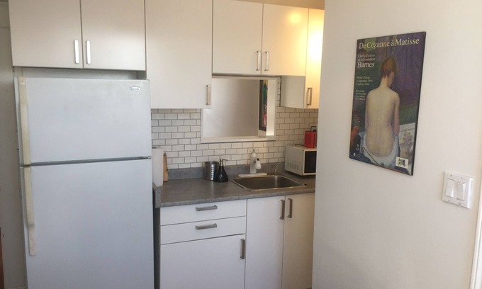 Palmerston - Little Italy Apartamento | Furnished 2 bedroom flat on 3rd Floor of downtown family home. Walk everywhere!