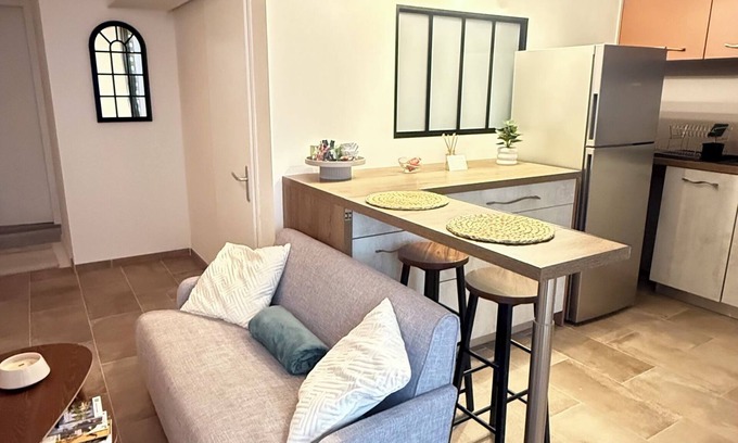 Fontenay-le-Comte Apartamento | Furnished 2-room apartment downtown