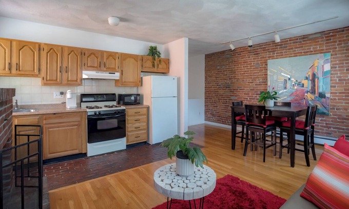Dudley Square Casa | Furnished 3- Bedrooms near Hospitals & Universities in vibrant Boston w/ Wifi.