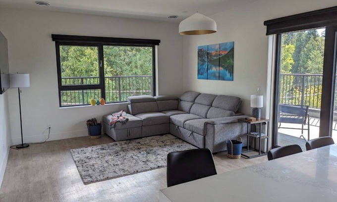 Revelstoke Condominio | Furnished, 3 month min 3 Bd PENTHOUSE, deck, hot tub, Mack Plaza