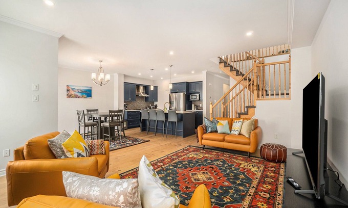 Ottawa Division Casa | Furnished 4 Bedroom House in Ottawa sleeps 8