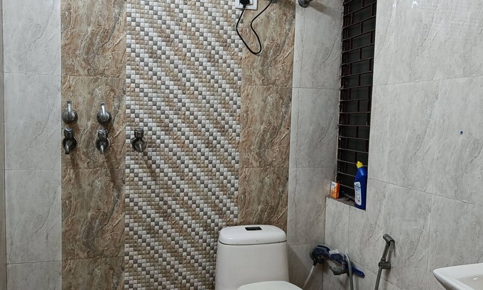Pashim Vihar Apartamento | Furnished Apt near Action Balaji Hospital Paschim Vihar